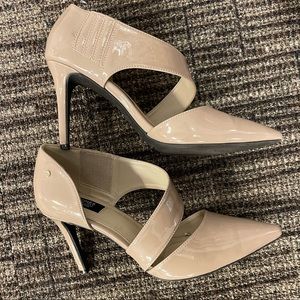 Jones NY Colette patent beige heels in size 10